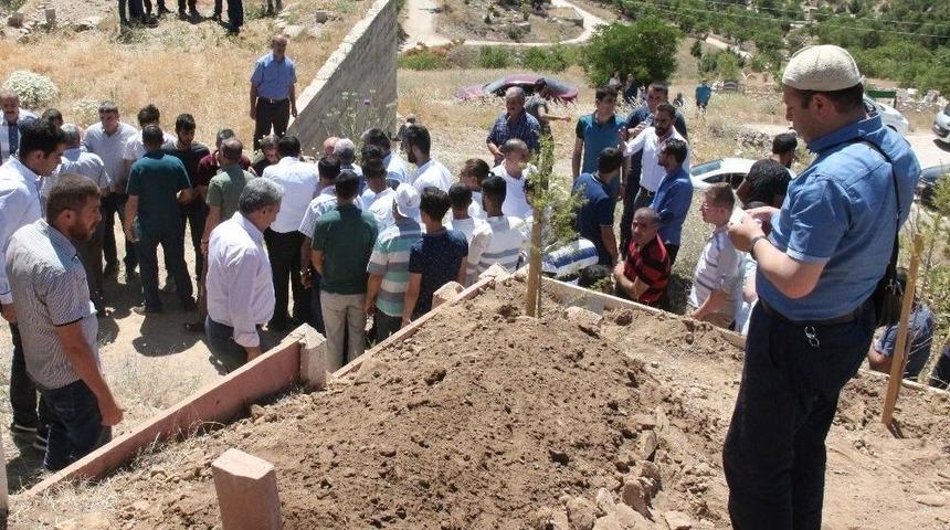 Mezarlık Ziyaretinde Arının Soktuğu Kadın &Ouml;ld&uuml;