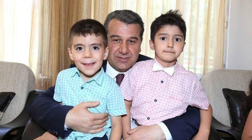 Vali &Ccedil;elik Ve Eşi Emel &Ccedil;elik &Ccedil;ocuk Ve Yaşlılarla Bayramlaştı