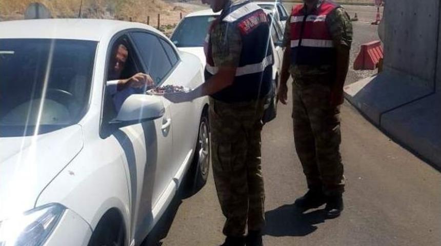 Jandarma Ekiplerinden Ara&ccedil; S&uuml;r&uuml;c&uuml;lerine Bayram S&uuml;rprizi