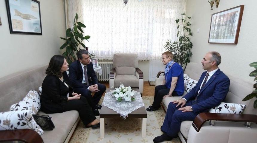 Vali &Ccedil;elik Ve Eşi Şehit Ailesini Ziyaret Etti