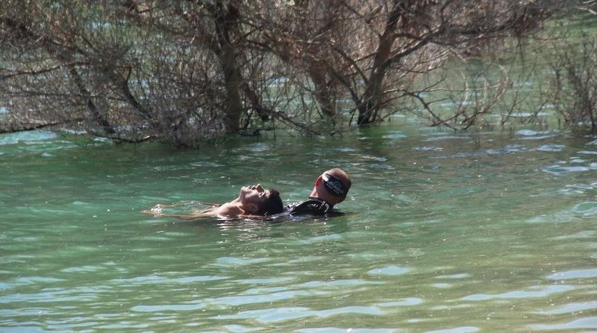 &Uuml;lkesindeki İ&ccedil; Savaştan Ka&ccedil;tı, Barajda Boğuldu