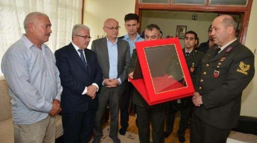 Şehit Uzman &Ccedil;avuş &Ouml;zdemir'in Ailesine Şehadet Belgesi Verildi