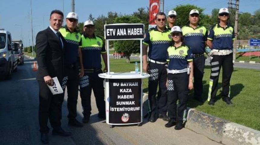 Farkındalık I&ccedil;in Akan Trafiğin Ortasında 'ana Haberi' Sundu