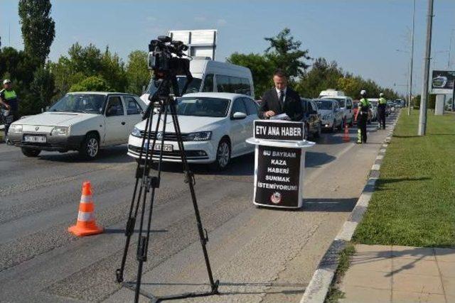 Farkındalık Için Akan Trafiğin Ortasında 'ana Haberi' Sundu