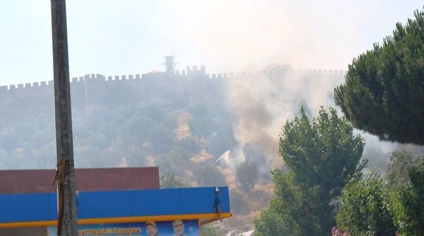Ayasuluk Kalesi Yakınındaki Yangın Paniğe Yol A&ccedil;tı