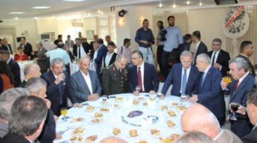 Karab&uuml;k&rsquo;te Protokol Bayramlaştı