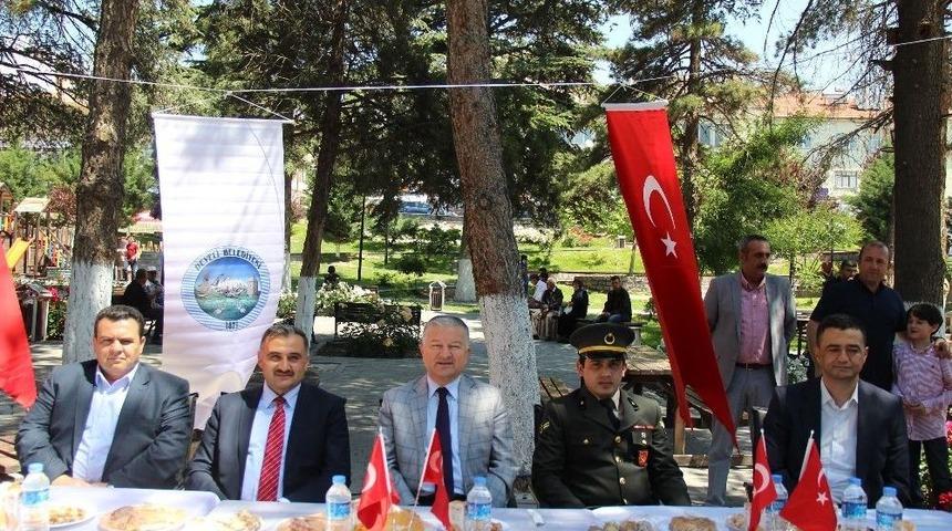 Develi&rsquo;de Bayramlaşma Cumhuriyet Meydanı&rsquo;nda Yapıldı