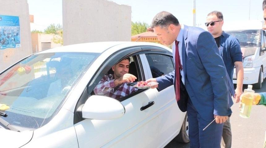 Emniyet Müdüründen Vatandaşa Bayram Şekeri