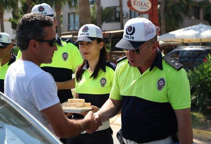 Trafik Polisleri Bu Sefer Şeker Ve Lokum Dağıttı G3