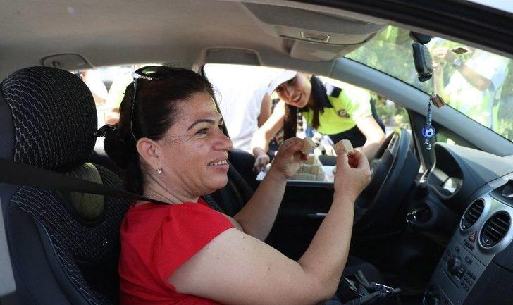 Trafik Polisleri Bu Sefer Şeker Ve Lokum Dağıttı G4