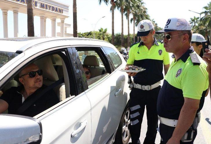 Trafik Polisleri Bu Sefer Şeker Ve Lokum Dağıttı G5