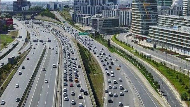 Fotoğraflar // Bağcılar-Mahmutbey Yönündeki Trafikte Bayram Yoğunluğu