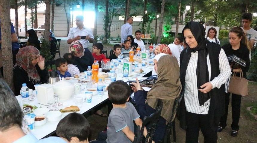 Büyükşehir Son İftar Yemeğini Yetimler İle Yaptı