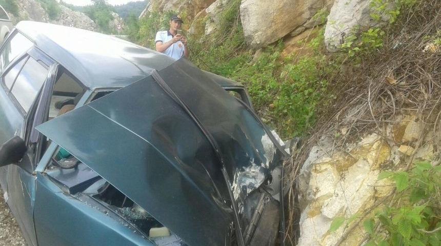 Cide&rsquo;de Trafik Kazası:1 Yaralı