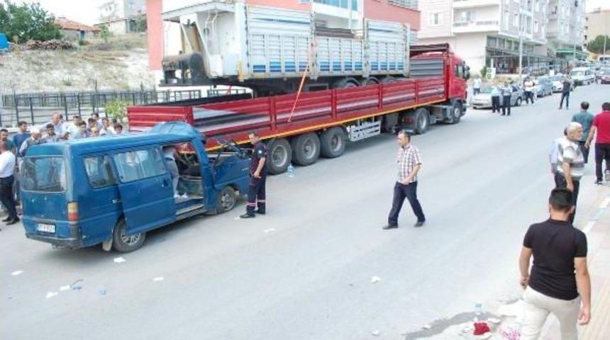 Minib&uuml;s Tır'a &Ccedil;arptı: 5 Yaralı