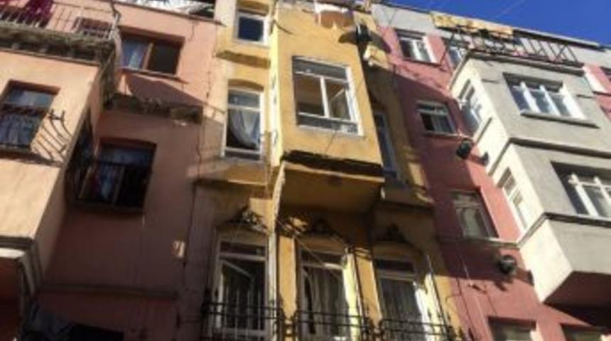 Fatih&rsquo;te Binanın 4&rsquo;&uuml;nc&uuml; Katı &Ccedil;&ouml;kt&uuml;