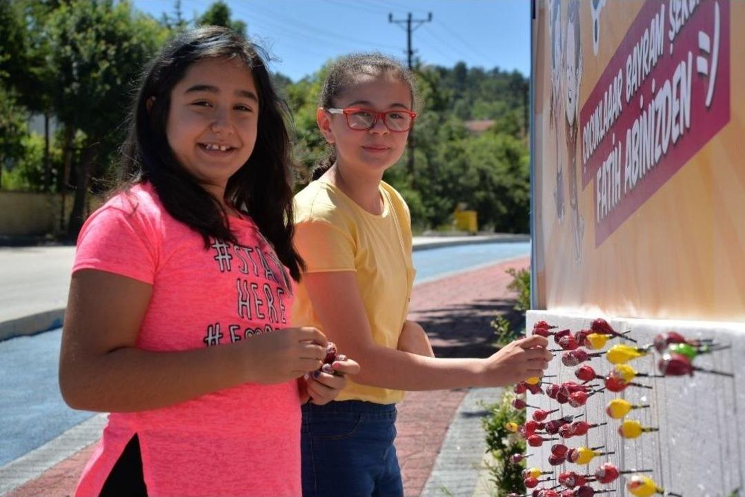 Şekerli Reklam Panoları Yine &Ccedil;ocukların İlgi Odağı Oldu