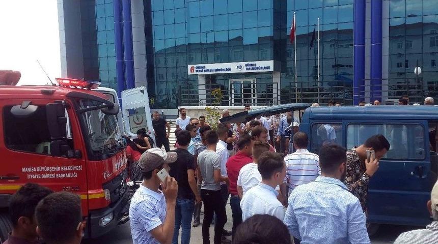 Minib&uuml;s Park Halindeki Tıra &Ccedil;arptı: 1 &Ouml;l&uuml;, 4 Yaralı