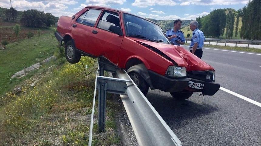 Otomobil Bariyerlere &Ccedil;ıktı