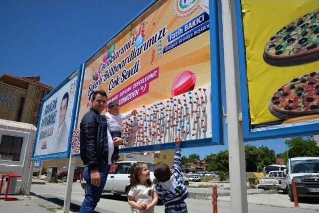 Billboardlara Çocuklar Için Bayram Şekerleri