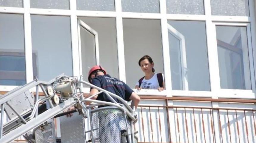 4'üncü Katta Mahsur Kalan Kadını Itfaiye Kurtardı