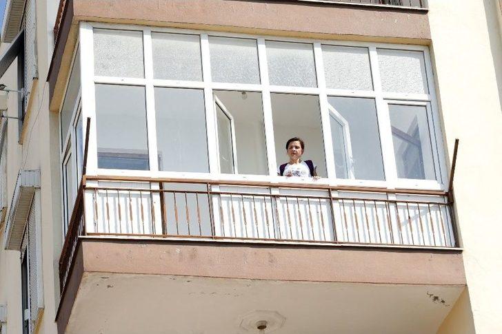 4’üncü Katta Mahsur Kalan Kadını İtfaiye Kurtardı G1