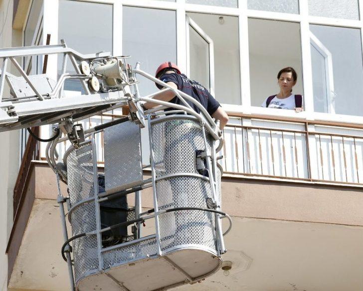 4’üncü Katta Mahsur Kalan Kadını İtfaiye Kurtardı G2