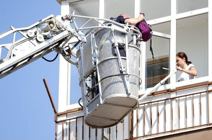 4’üncü Katta Mahsur Kalan Kadını İtfaiye Kurtardı G3