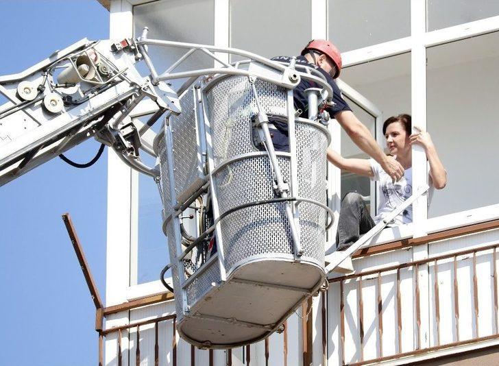 4’üncü Katta Mahsur Kalan Kadını İtfaiye Kurtardı G4