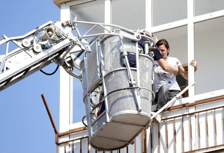 4’üncü Katta Mahsur Kalan Kadını İtfaiye Kurtardı G5