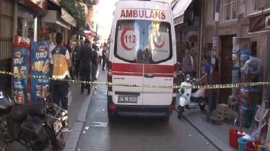 Fatih'te 4 Katlı Binanın Çatı Katı Çöktü: 1 Kadın Öldü (2)