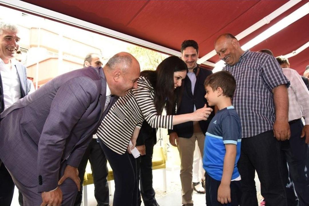 Tekkek&ouml;y&rsquo;de Meydanda Bayramlaşma Geleneği Devam Ediyor