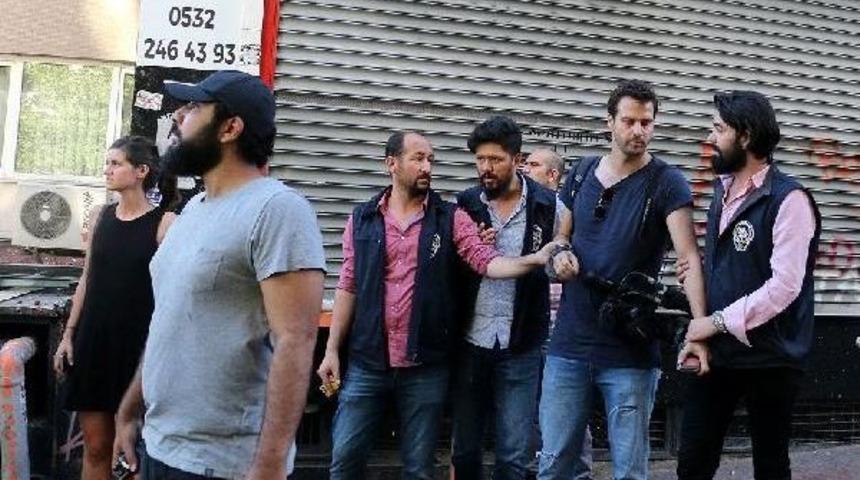 Lgbt'lilere M&uuml;dahale Sırasında Ap Kameramanı G&ouml;zaltına Alındı