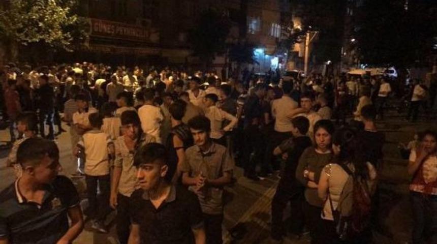 Diyarbakır'da 6 Yaşındaki Kız &Ccedil;ocuğunu Taciz Iddiası, Halkı Sokağa D&ouml;kt&uuml;