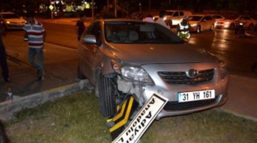 Adıyaman&rsquo;da 2 Otomobil &Ccedil;arpıştı 3 Yaralı