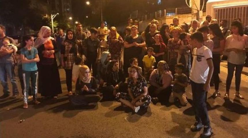 Diyarbakır'da 6 Yaşındaki Kız &Ccedil;ocuğunu Taciz Iddiası, Halkı Sokağa D&ouml;kt&uuml; (2)