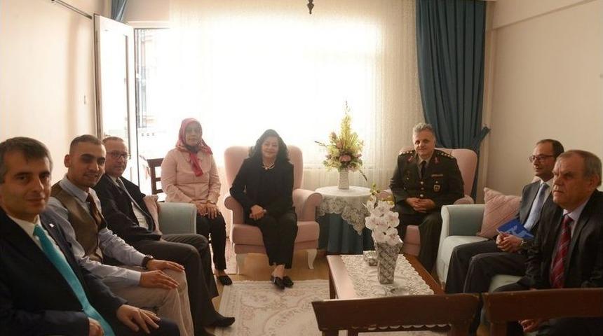 Muğla&rsquo;ya Atanan Kadın Vali, Şehit Yakınları Ve Gazi Ailelerini Unutmadı