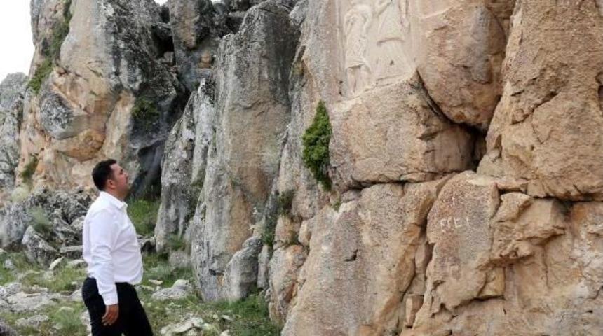 Define Avcıları Tarihi Alanı Delik Deşik Etti