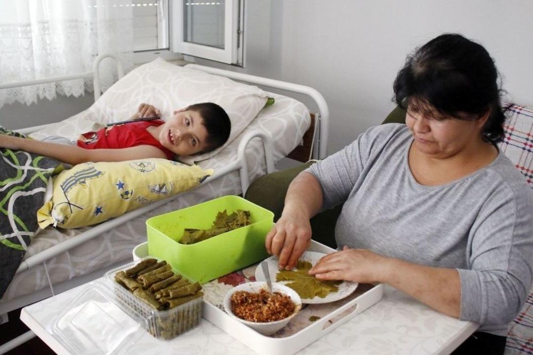 Fedakar Annenin Engelli Oğlu İ&ccedil;in Sardığı Yapraklar, Engelli Annelerine İlham Oldu