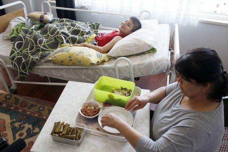 Fedakar Annenin Engelli Oğlu İçin Sardığı Yapraklar, Engelli Annelerine İlham Oldu G4