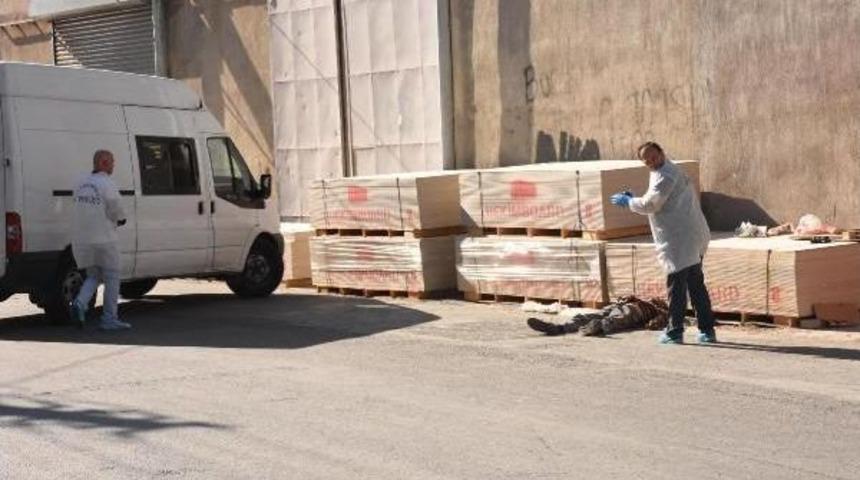 İzmir'de Bı&ccedil;aklı Kavga: 1 &Ouml;l&uuml;