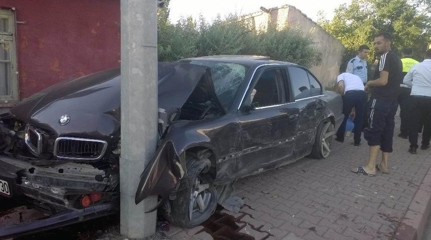 Direksiyon Hakimiyeti Kaybolan Otomobil Aydınlatma Direğine Çarptı