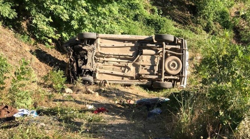 Hafif Ticari Ara&ccedil; Şarampole U&ccedil;tu: 2 &Ouml;l&uuml;, 6 Yaralı