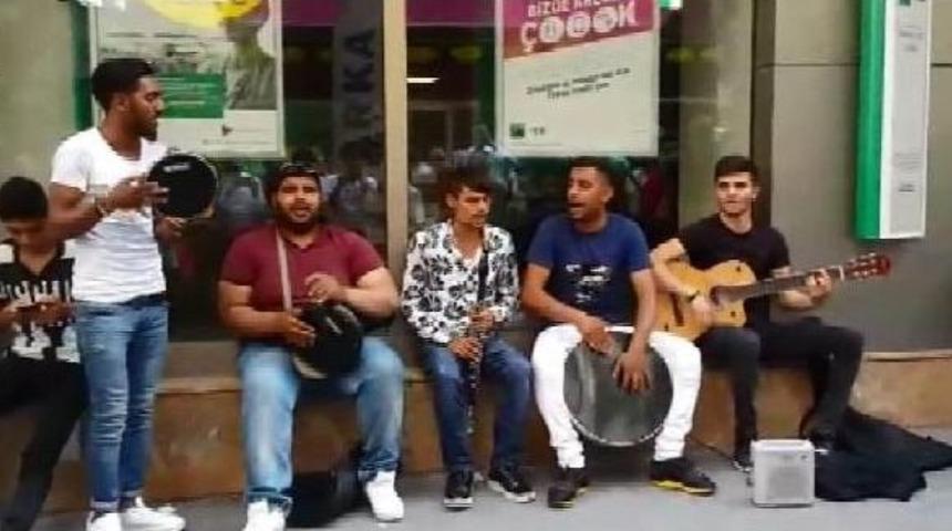 Zabıtanın M&uuml;dahale Ettiği Sokakm&uuml;zisyenlerine Gen&ccedil;ler Sahip &Ccedil;ıktı