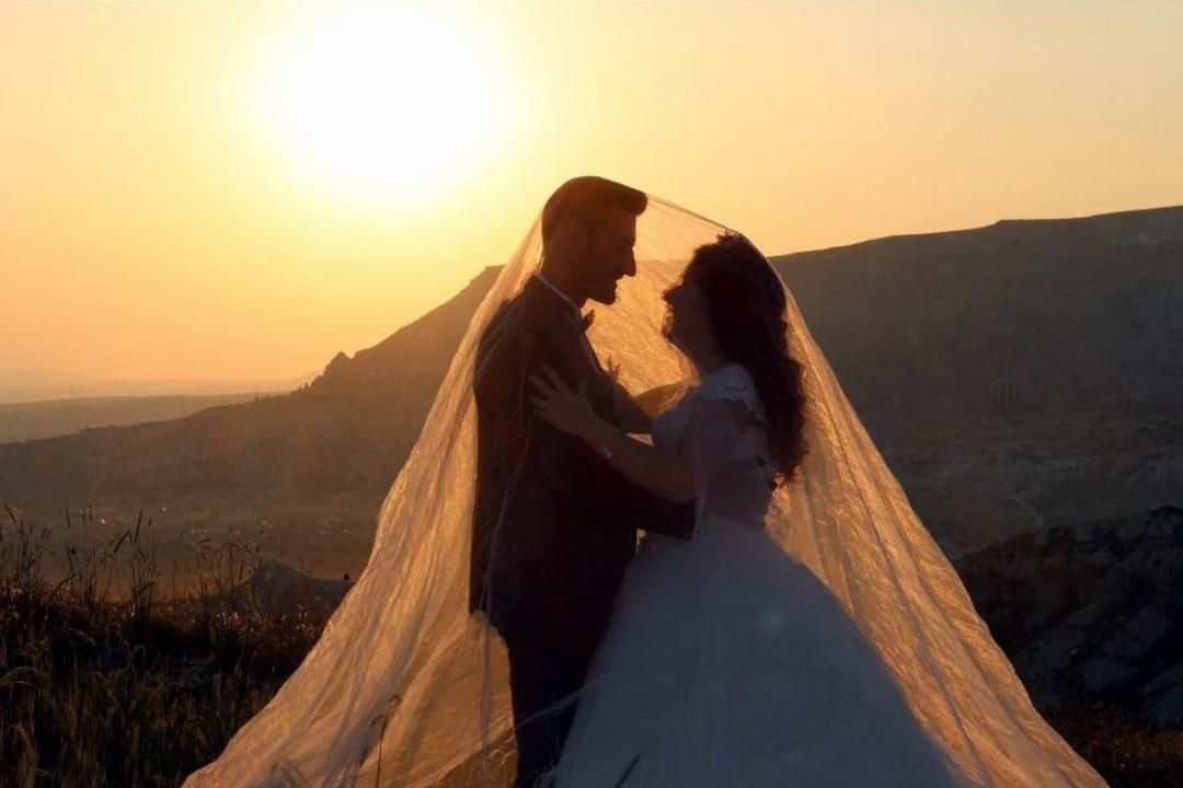 (&ouml;zel Haber) Kapadokya&rsquo;da Yeni Trend Balonlar İle Birlikte Gelin Damat Fotoğrafı &Ccedil;ekmek