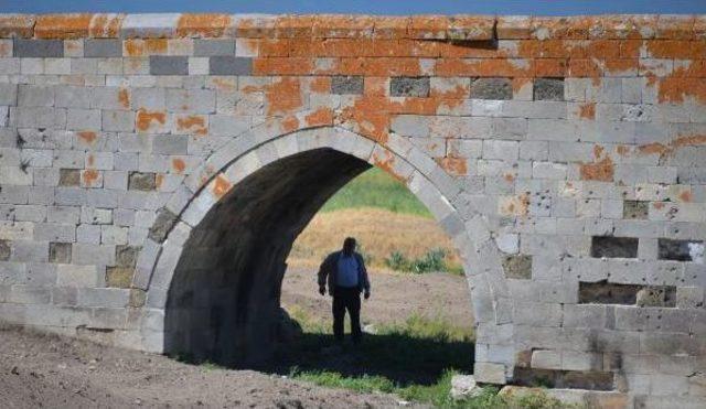 Definecilerin Delik Deşik Ettiği 382 Yıllık Köprü, Onarıma Alındı