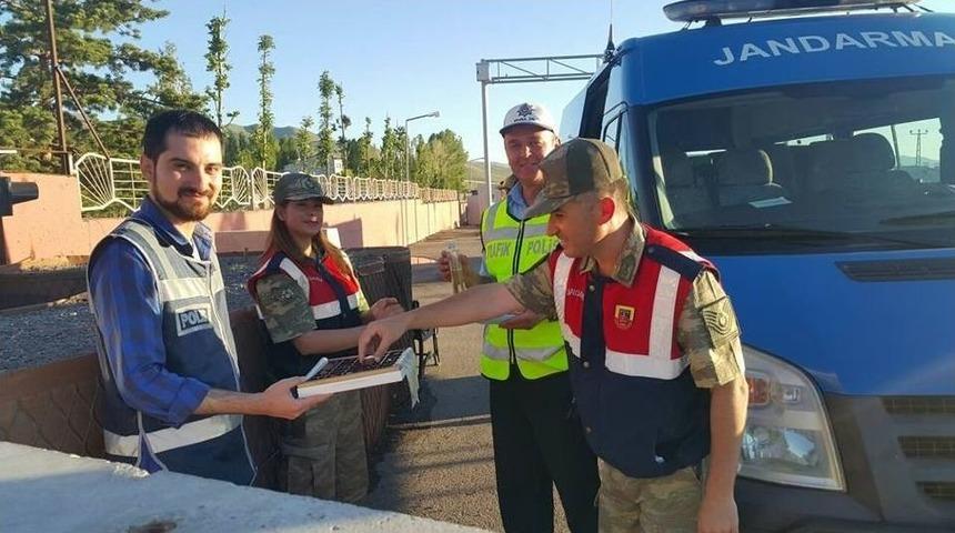 S&uuml;r&uuml;c&uuml;lere Bayram Şekeri Jandarmadan