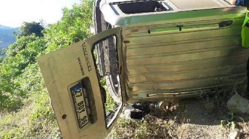 Hafif Ticari Ara&ccedil; Devrildi: 2 &Ouml;l&uuml;, 6 Yaralı