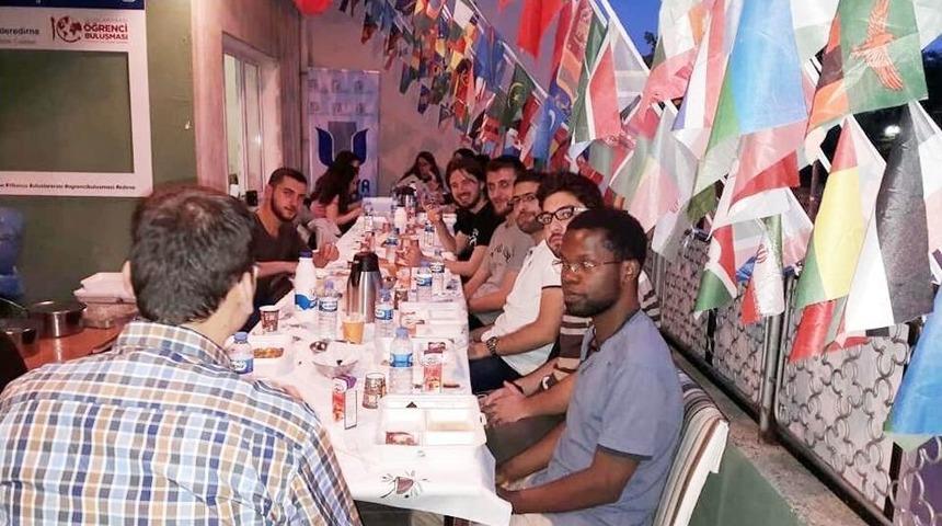 Gurbette &Ouml;ğrenim G&ouml;ren Uluslararası &Ouml;ğrencileri Yalnız Bırakmadı