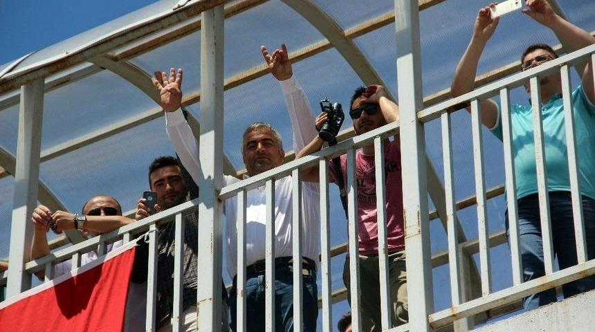 Kılı&ccedil;daroğlu&rsquo;na Rabia İşaretli Tepkili Karşılama